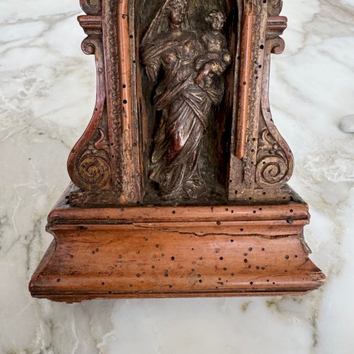 Vierge à l'Enfant en noyer XVIIe dans son hôtel M4096