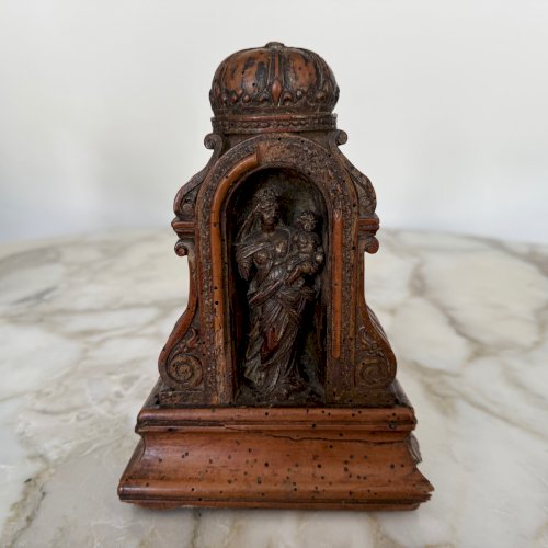 Vierge à l'Enfant en noyer XVIIe dans son hôtel M4096