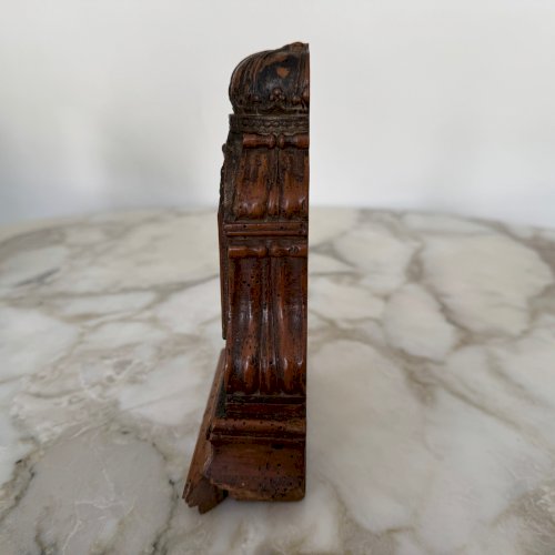 Vierge à l'Enfant en noyer XVIIe dans son hôtel M4096