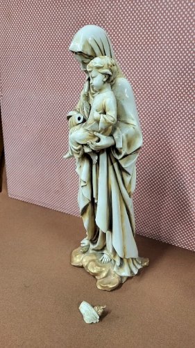 VIERGE A L'ENFANT EN PORCELAINE SIGNEE A RESTAURER
