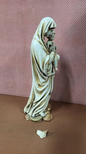 VIERGE A L'ENFANT EN PORCELAINE SIGNEE A RESTAURER