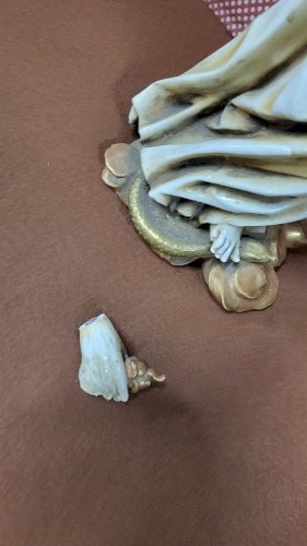 VIERGE A L'ENFANT EN PORCELAINE SIGNEE A RESTAURER