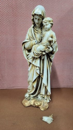 VIERGE A L'ENFANT EN PORCELAINE SIGNEE A RESTAURER