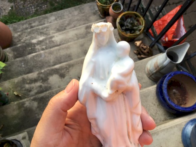 VIERGE ANCIENNE EN PORCELAINE DE PARIS FIN XIXeS EN PARFAIT ETAT DIM 18CM