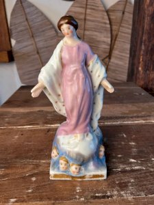 Vierge aux Angelots et au serpent en porcelaine de Paris fin XIXe.