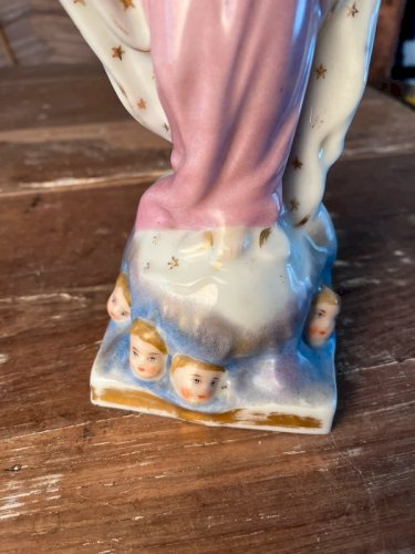 Vierge aux Angelots et au serpent en porcelaine de Paris fin XIXe.
