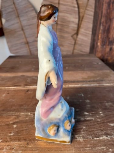 Vierge aux Angelots et au serpent en porcelaine de Paris fin XIXe.