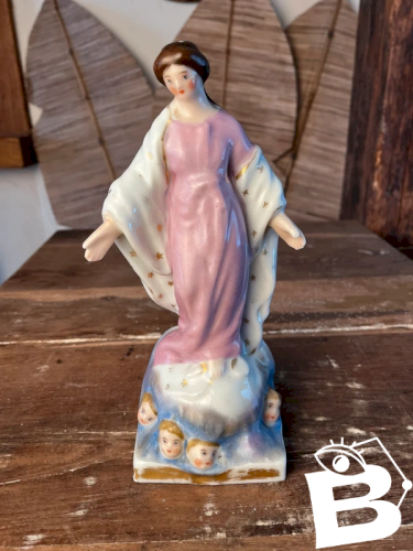 Vierge aux Angelots et au serpent en porcelaine de Paris fin XIXe.