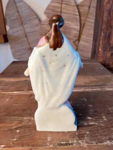Vierge aux Angelots et au serpent en porcelaine de Paris fin XIXe.
