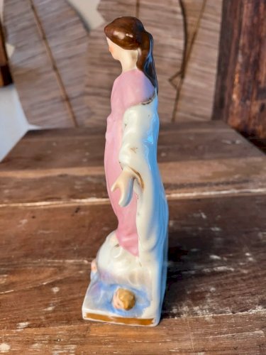Vierge aux Angelots et au serpent en porcelaine de Paris fin XIXe.