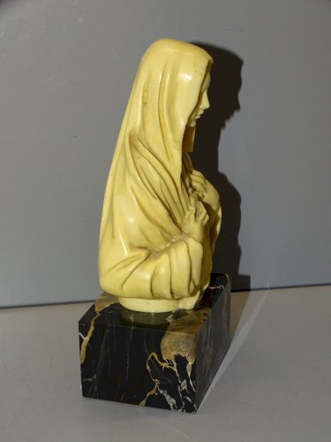 -VIERGE MARIE SIGNEE SANTINI RESINE SUR SOCLE MARBRE NOIR VITRINE RELIGION  D