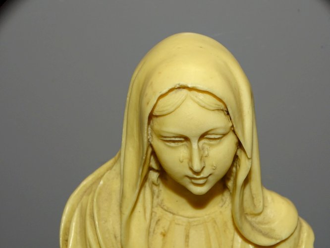 -VIERGE MARIE SIGNEE SANTINI RESINE SUR SOCLE MARBRE NOIR VITRINE RELIGION  D