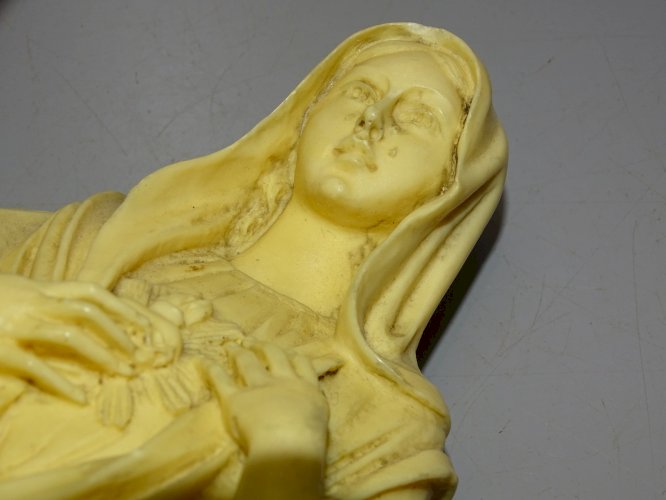 -VIERGE MARIE SIGNEE SANTINI RESINE SUR SOCLE MARBRE NOIR VITRINE RELIGION  D