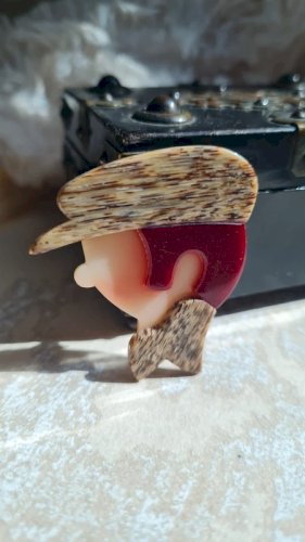 Vintage Bijou de créateur Broche Léa Stein Gavroche casquette chauffeur