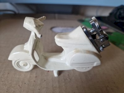 VINTAGE  briquet Vespa  - long 10 cm
