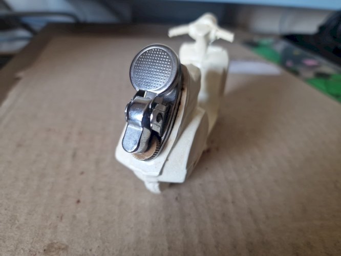 VINTAGE  briquet Vespa  - long 10 cm