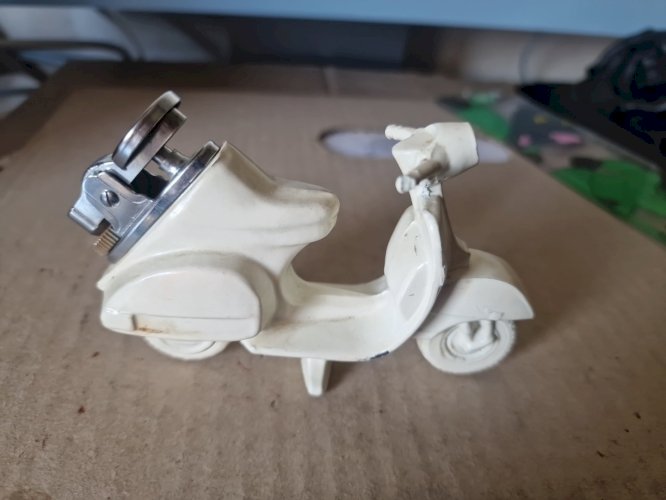 VINTAGE  briquet Vespa  - long 10 cm