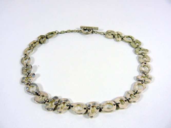 Vintage collier étain martelé plaqué argent signé Mlle. Biche de Bère L - 47 cm