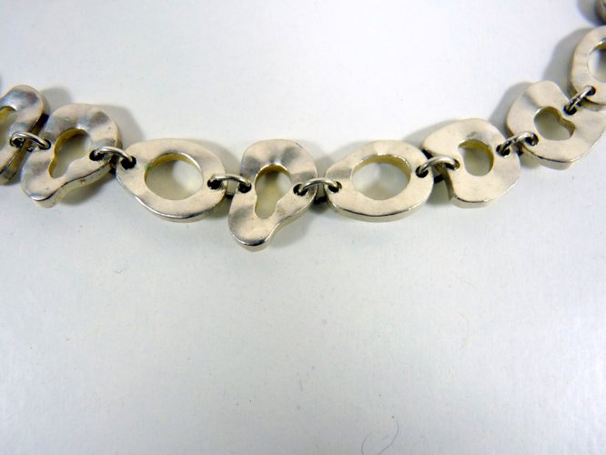Vintage collier étain martelé plaqué argent signé Mlle. Biche de Bère L - 47 cm