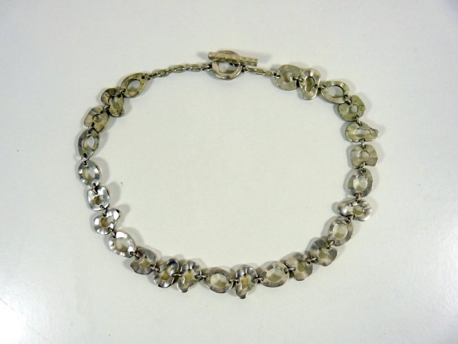 Vintage collier étain martelé plaqué argent signé Mlle. Biche de Bère L - 47 cm