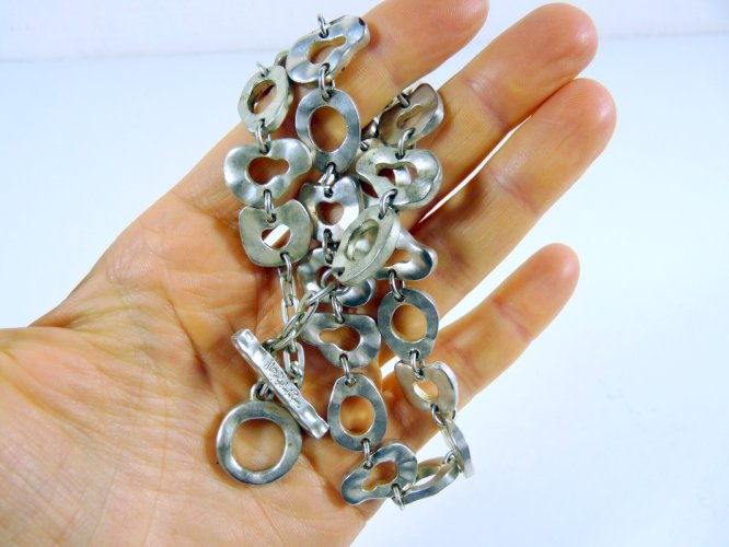 Vintage collier étain martelé plaqué argent signé Mlle. Biche de Bère L - 47 cm