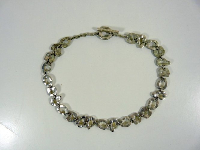 Vintage collier étain martelé plaqué argent signé Mlle. Biche de Bère L - 47 cm