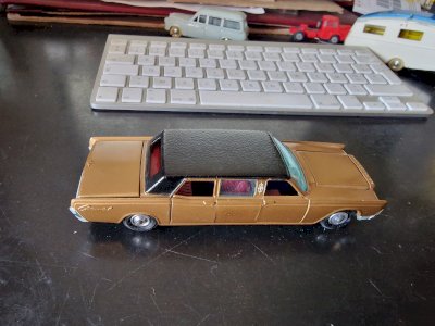 Vintage Corgi Toys 1:43 No262 Lincoln Continental Limmo In Gold
