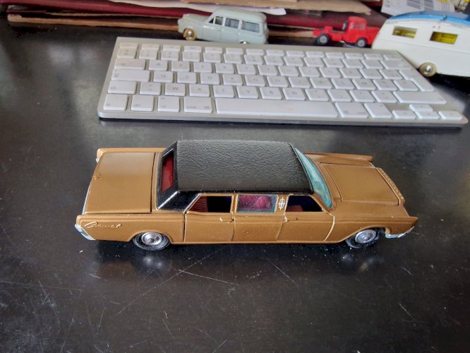 Vintage Corgi Toys 1:43 No262 Lincoln Continental Limmo In Gold