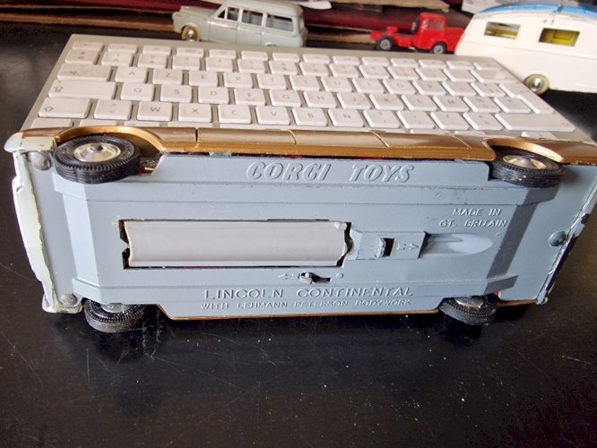 Vintage Corgi Toys 1:43 No262 Lincoln Continental Limmo In Gold