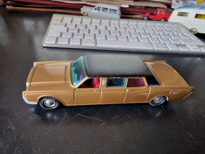 Vintage Corgi Toys 1:43 No262 Lincoln Continental Limmo In Gold