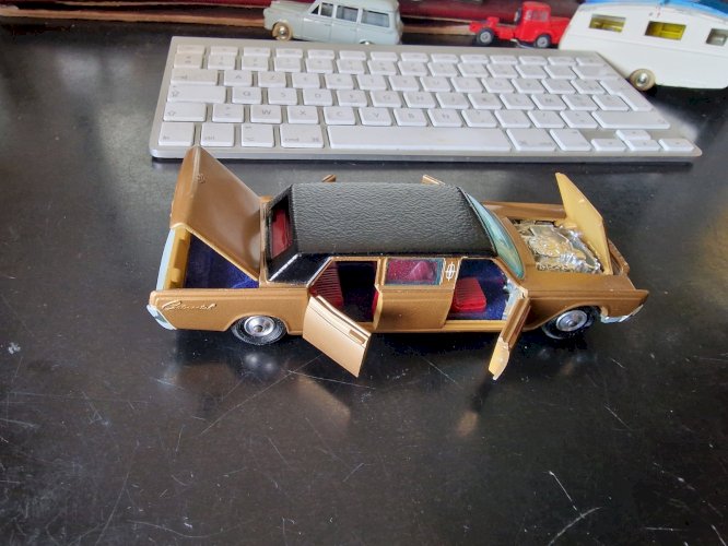 Vintage Corgi Toys 1:43 No262 Lincoln Continental Limmo In Gold