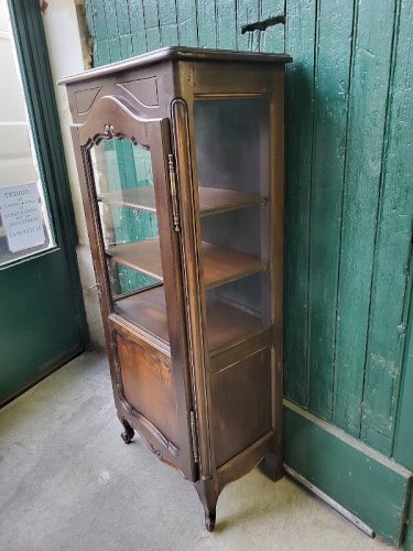 VITRINE 1 PORTE AVEC 3 COTES VITRES EN NOYER STYLE LOUIS XV
