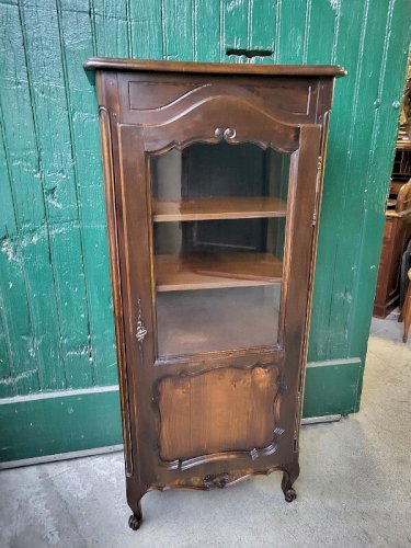 VITRINE 1 PORTE AVEC 3 COTES VITRES EN NOYER STYLE LOUIS XV