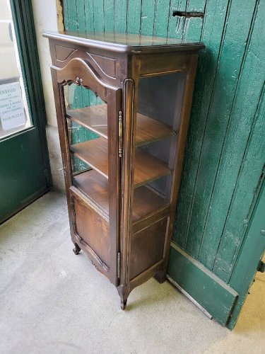 VITRINE 1 PORTE AVEC 3 COTES VITRES EN NOYER STYLE LOUIS XV