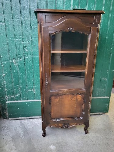 VITRINE 1 PORTE AVEC 3 COTES VITRES EN NOYER STYLE LOUIS XV