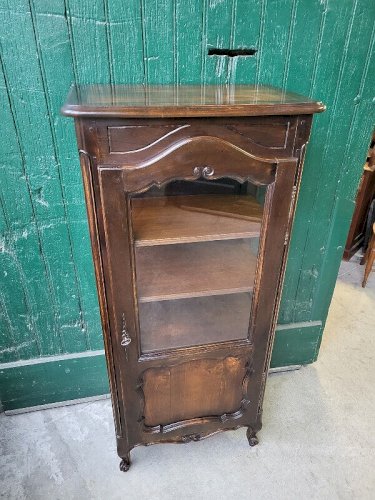 VITRINE 1 PORTE AVEC 3 COTES VITRES EN NOYER STYLE LOUIS XV