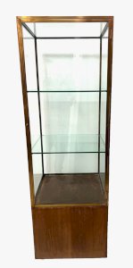 Vitrine de magasin en laiton posé sur un caisson en chene