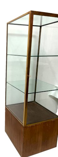 Vitrine de magasin en laiton posé sur un caisson en chene