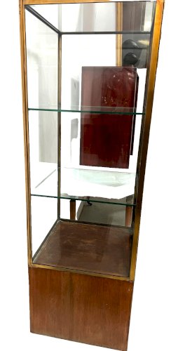 Vitrine de magasin en laiton posé sur un caisson en chene