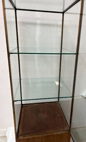 Vitrine de magasin en laiton posé sur un caisson en chene