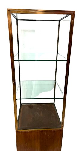 Vitrine de magasin en laiton posé sur un caisson en chene
