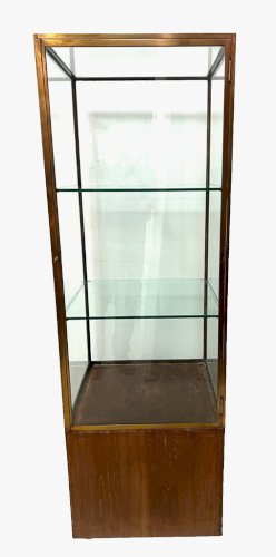 Vitrine de magasin en laiton posé sur un caisson en chene