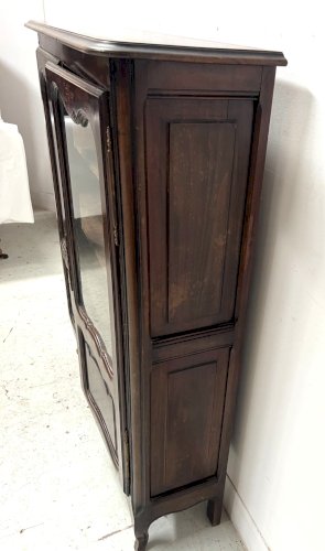 Vitrine de style Regence en chene massif XX siècle