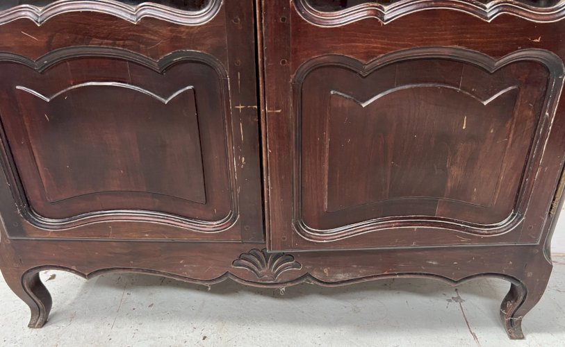 Vitrine de style Regence en chene massif XX siècle