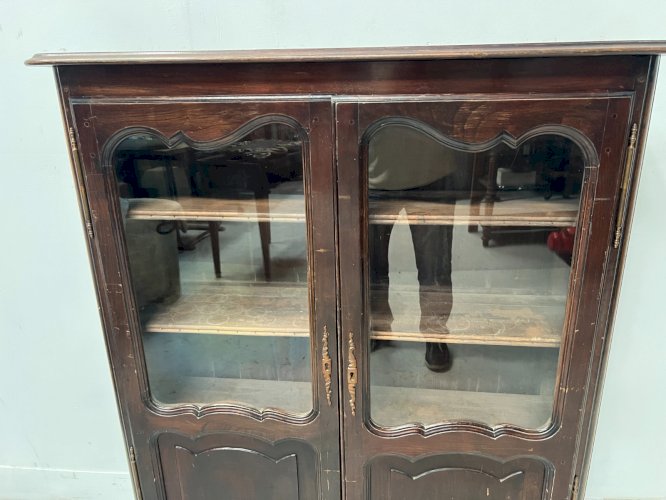 Vitrine de style Regence en chene massif XX siècle