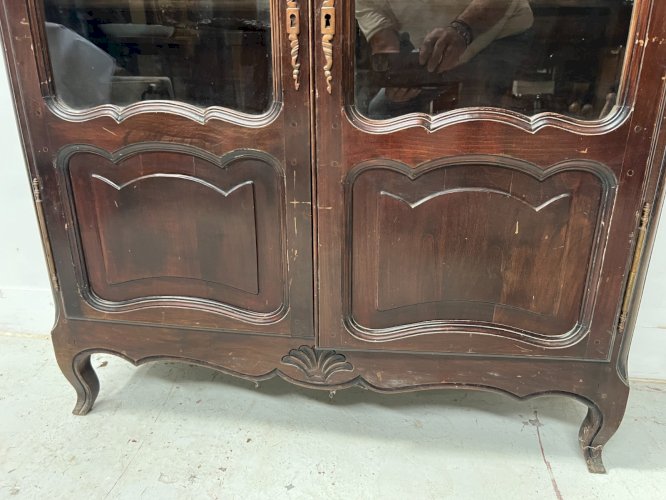 Vitrine de style Regence en chene massif XX siècle