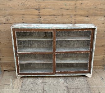 Vitrine en teck birman avec portes coulissantes