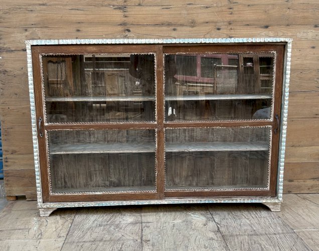 Vitrine en teck birman avec portes coulissantes