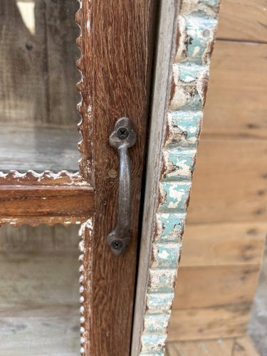 Vitrine en teck birman avec portes coulissantes