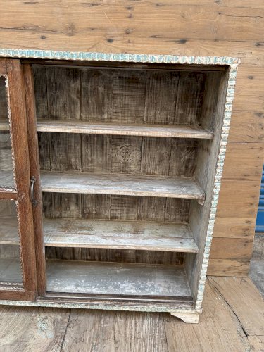 Vitrine en teck birman avec portes coulissantes